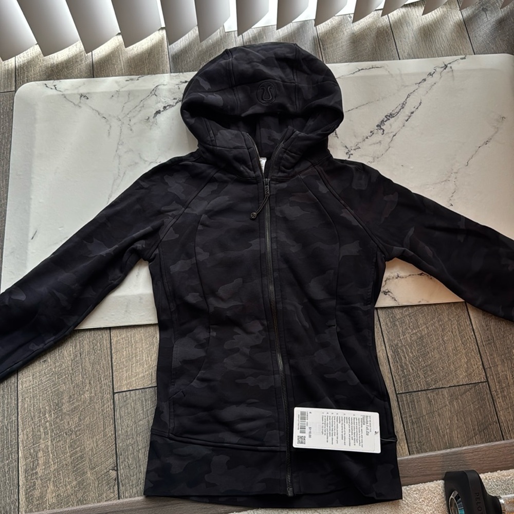 ⭐️ NWT LULULEMON SCUBA HOODIE IN BLACK CAMO SIZE 4⭐️